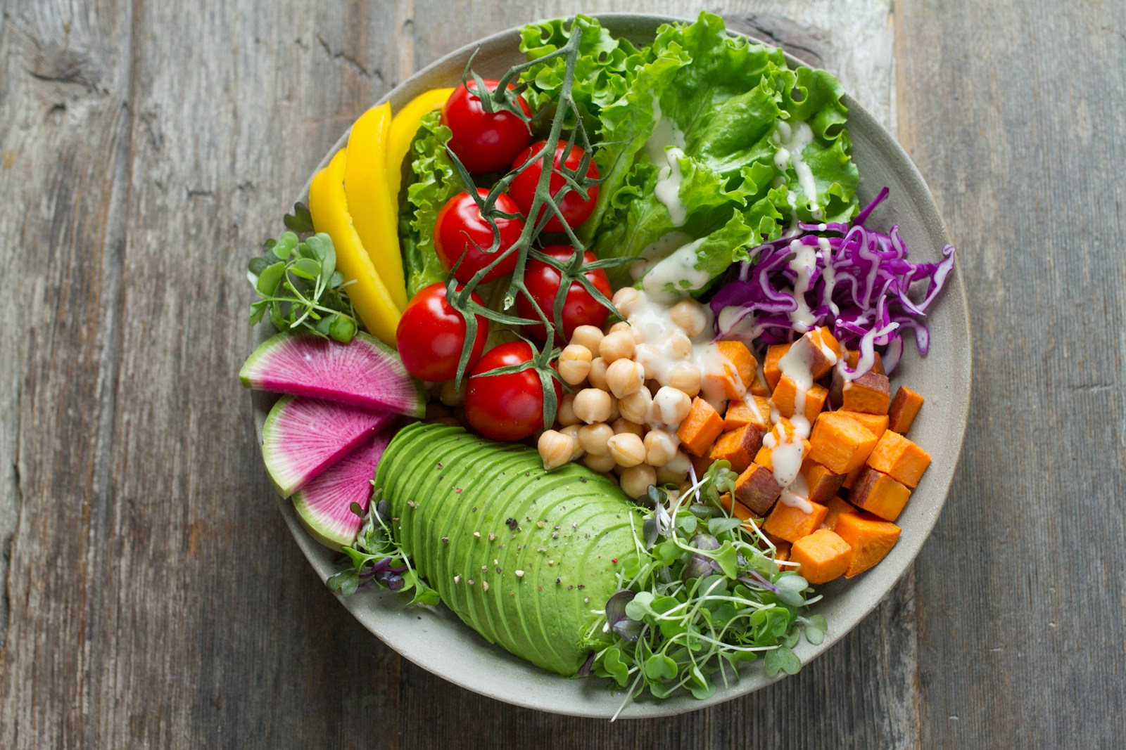 Un bol coloré de légumes et de salade, illustration d’un repas